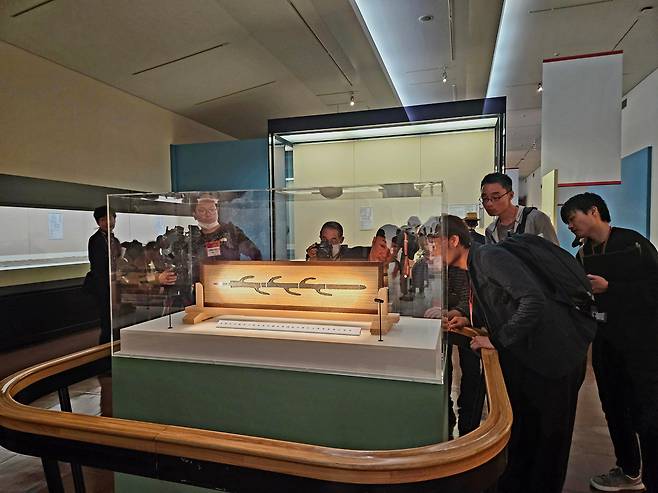 18일 열린 언론공개회에서 참석자들이 전시 대미를 장식한 '칠지도'를 살펴보고 있다. 앞뒷면을 모두 볼 수 있게 눕힌 상태로 전시됐다. /허윤희 기자