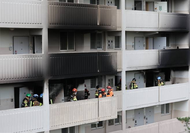 21일 서울 관악구 봉천동 한 아파트에서 화재가 발생, 진화 후 소방대원들이 화재 현장을 살펴보고 있다./연합뉴스