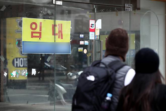 서울 종각역 인근 상가 건물에 임대문의 현수막이 붙어있다. / 뉴스1