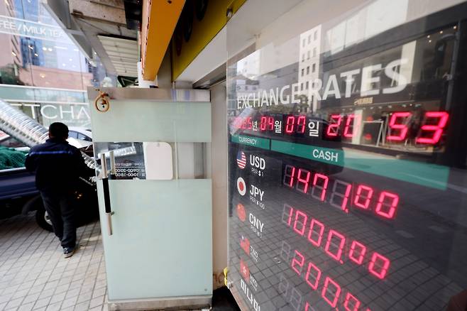 지난 7일 서울 중구 명동의 한 환전소에 엔화 거래 시세가 표시돼있다. /연합뉴스