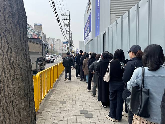 지난 18일 오전 11시 인천 부평구 산곡1동에서 문을 연 해링턴 스퀘어 산곡역 견본주택을 보기 위해 사람들이 긴 줄을 서고 있다. /사진=박지윤기자