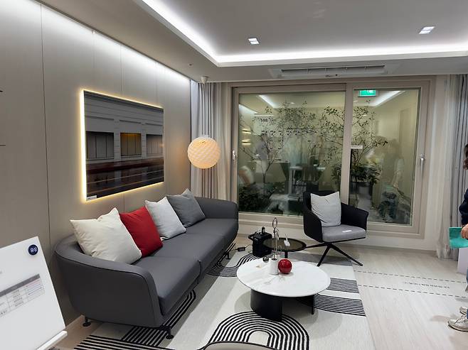 지난 18일 오후 2시 인천 부평 청천동 해링턴 스퀘어 산곡역 견본주택 전용 59B형 거실 전경. /사진=박지윤 기자