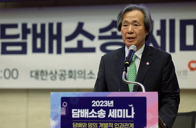 정기석 국민건강보험공단 이사장이 지난 2023년 8월 31일 오후 서울 중구 남대문로 대한상공회의소에서 '담배와 암의 개별적 인과관계'를 주제로 열린 담배소송 세미나에서 개회사를 하고 있다. /뉴스1