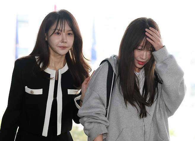 가로세로연구소 대표 김세의씨를  협박 등의 혐의로 고소한 유튜버' 쯔양(본명 박정원)씨가 16일 조사를 위해 서울 강남구 강남경찰서로 출석하고 있다. /연합뉴스