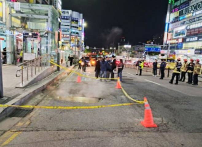 21일 오후 6시 59분쯤 경기 용인시 수지구 풍덕천동 수지구청역 인근 도로에서 땅 꺼짐 현상이 발생했다. /경기소방재난본부 제공