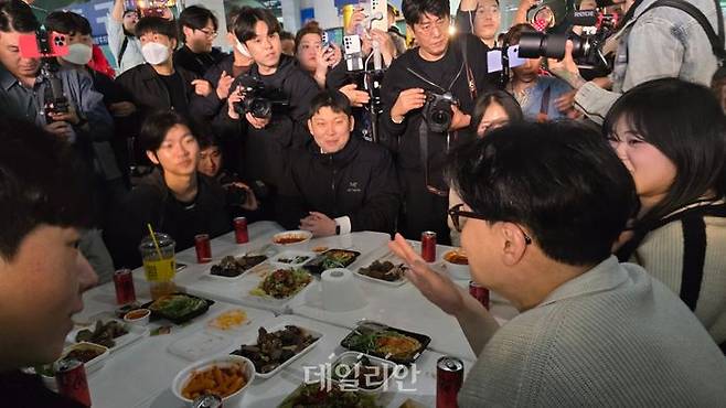 한동훈 국민의힘 대선 경선 후보가 20일 대구 중구 서문시장 야시장에서 청년들과 대화를 나누고 있다. ⓒ데일리안 고수정 기자