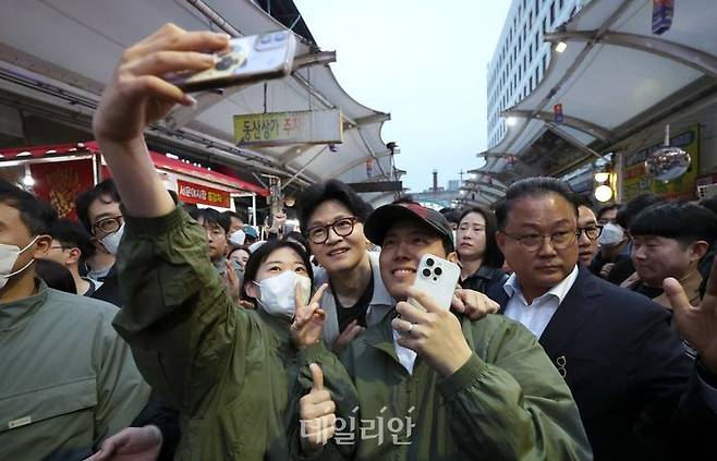 한동훈 21대 대선 국민의힘 경선 후보가 20일 대구 중구 서문시장 야시장을 찾아 지지자들과 기념촬영을 하고 있다. ⓒ뉴시스