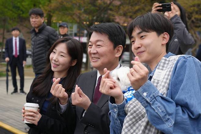 안철수 국민의힘 대선 경선 후보가 20일 오후 대구 수성구 수성못에서 시민들과 사진을 찍고 있다. ⓒ안철수 캠프