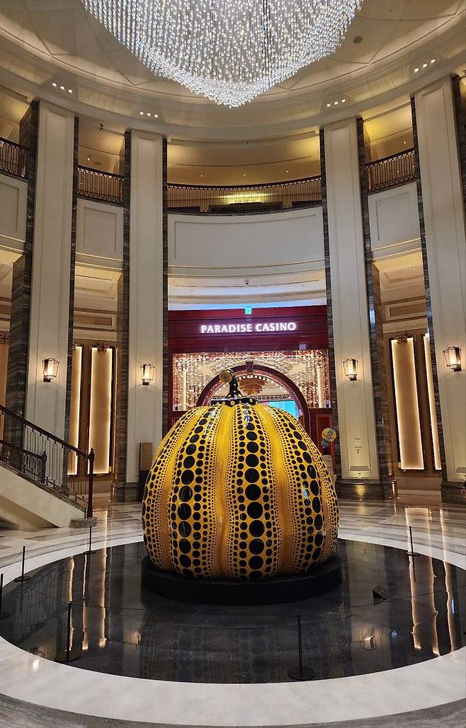 파라다이스시티 인천 와우 존에 배치된 쿠사마 야요이의 ‘노란 호박’의 모습.ⓒ임유정 기자