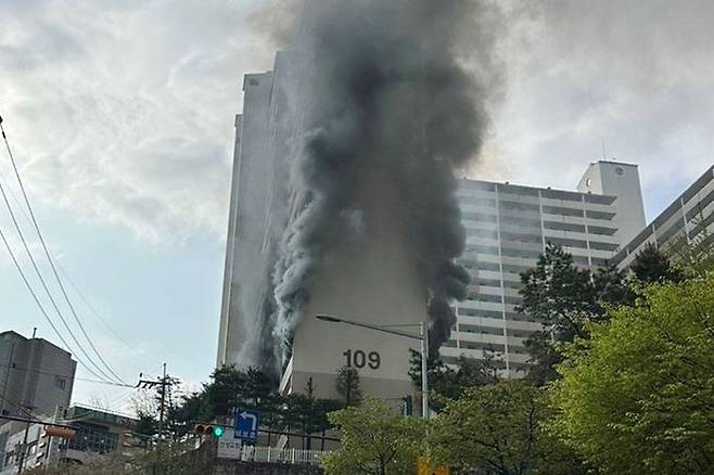 21일 오전 화재가 발생한 서울 관악구 봉천동 21층 규모 아파트.ⓒ연합뉴스