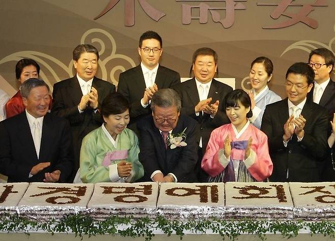 2012년 4월 서울 코엑스 인터컨티넨탈호텔에서 열린 구자경 LG그룹 명예회장(앞줄 왼쪽에서 세 번째) 미수연에서 축하 떡을 자르고 있다. 앞줄 왼쪽부터 구본무 회장 내외, 구자경 회장, 구연경씨 내외, 구연제(구본준 LX 회장의 딸), 뒷줄 왼쪽부터 구본준 회장 내외, 구광모 LG그룹 회장, 구본능 희성그룹 회장 내외, 구본식 LT그룹 회장 내외. ⓒLG