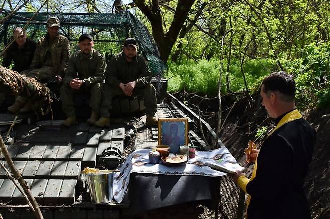 탱크 위에 앉아있는 우크라이나 군인들. ⓒ AP=뉴시스