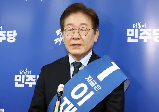 이재명 더불어민주당 대선 경선 후보가 19일 충북 청주체육관에서 열린 제21대 대통령선거 후보자 선출을 위한 충청권 합동연설회를 마치고 충청 경선 승리 소회를 밝히고 있다. 2025.4.19. 뉴스1