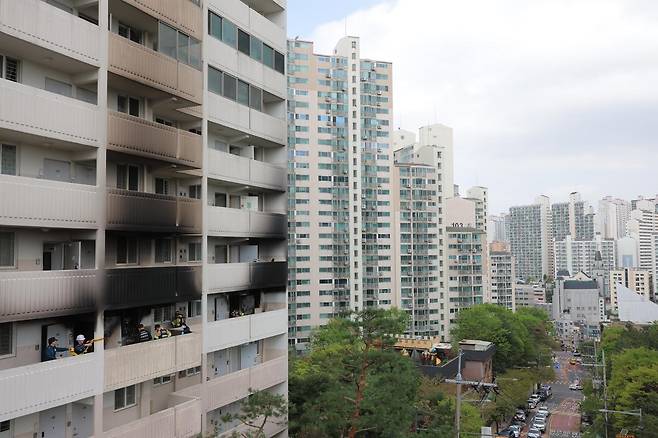 21일 서울 관악구 봉천동의 한 아파트에서 불이 나 소방대원 및 과학수사대가 진화작업 후 현장을 확인하고 있다. 뉴스1