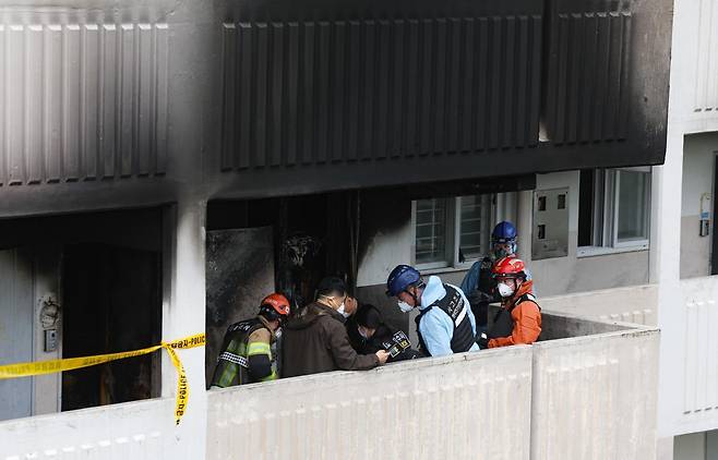 21일 오전 서울 관악구 봉천동의 한 아파트에서 화재가 발생해 소방 및 경찰대원 등이 현장 감식을 하고 있다. 뉴시스