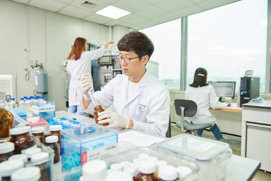 한미약품 R&D센터 연구원 모습. 한미약품 제공.