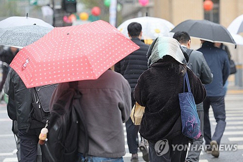지난 14일 서울 종로구 광화문네거리에 비가 내리고 있다. [연합뉴스]