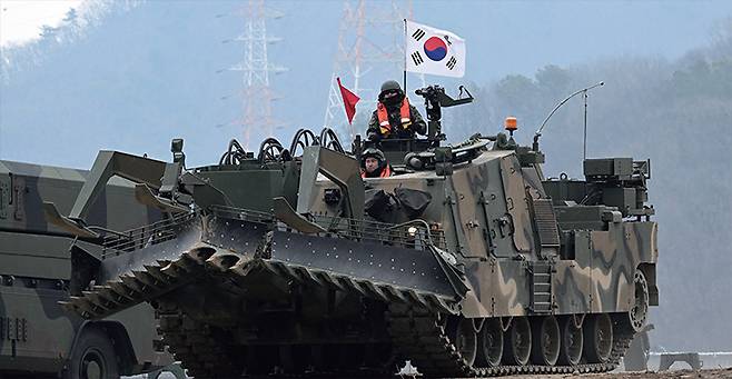3월 20일 경기 연천군 임진강 일대 석은소 훈련장에서 열린 한미 연합제병 협동 도하 훈련에서 K600 장애물개척전차가 투입되고 있다. /뉴스1