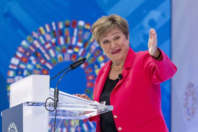 IMF 총재 크리스탈리나 게오르기에바가  17일 미국 워싱턴 DC의 IMF 본부에서 열린 2025년 봄 회의 연설에서 연설하고 있다. 다음 주 세계은행 그룹과 IMF 2025 봄 회의를 앞두고 한 연설에서 게오르기에바 총재는 무역 긴장, 경제 불확실성 증가, 금융 시장 스트레스로 인해 경제 성장률이 낮아지고 일부 국가는 인플레이션이 높아질 것이라고 말했다. EPA 연합뉴스