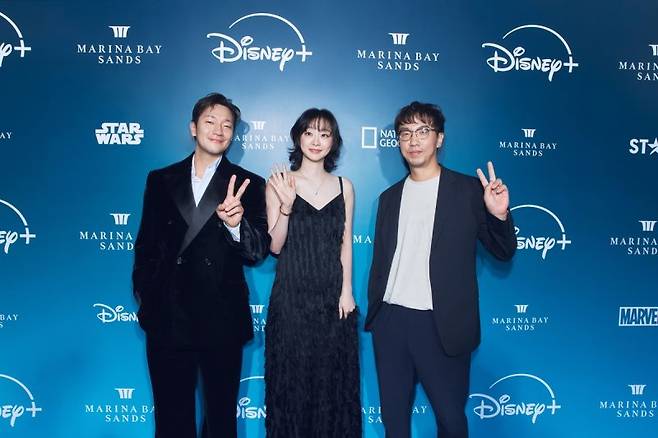 지난해 11월 싱가포르에서 열린 '콘텐츠 쇼케이스 2024'에서 디즈니+ '나인 퍼즐' 운종빈 감독(오른쪽 첫번째)이 배우들과 기념촬영을 하고 있다. 디즈니플러스 제공.