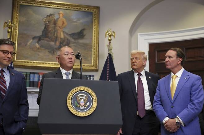 정의선 현대차그룹 회장(왼쪽 두 번째)이 지난 3월 24일(현지시간) 미국 워싱턴DC 백악관에서 도널드 트럼프 미국 대통령(오른쪽 두 번째)이 지켜보는 가운데 루이지애나주 전기로 제철소 건설 등을 포함한 대미 신규 투자계획을 발표하고 있다. AP뉴시스