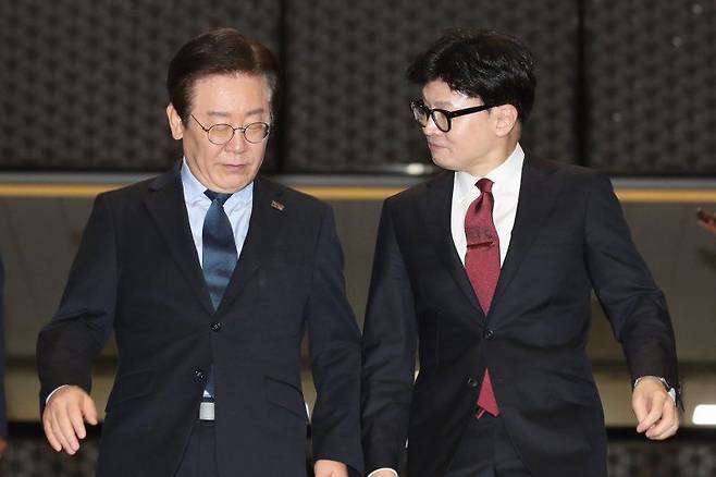 2024년 9월 1일 한동훈 국민의힘 대표와 이재명 더불어민주당 대표가 서울 여의도 국회에서 대표 회담을 마친뒤 함께 이동하며 대화나누고 있다. 뉴스1 /사진=뉴스1