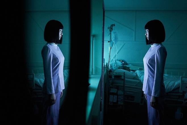 영화 ‘간호중’에서 독일산 간병로봇은 식물인간이 된 환자와 보호자를 함께 돌본다. 제작 수필름·배급 찬란.