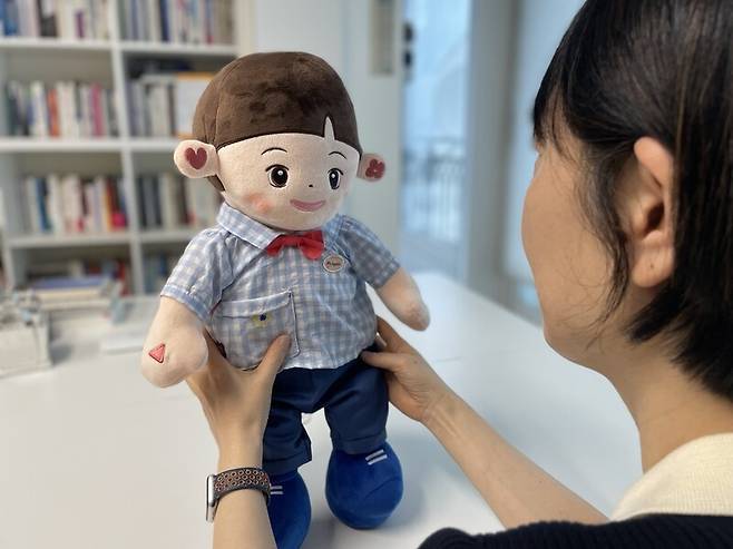 지난 9일 반려로봇 ’효돌’과 기자가 대화를 나누고 있다.