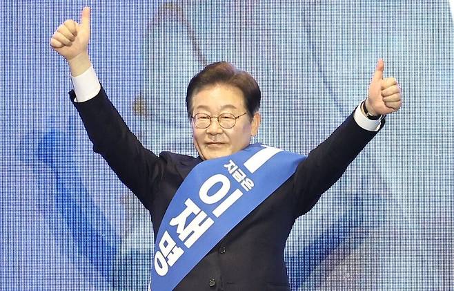 20일 오후 울산 울산전시컨벤션센터에서 열린 더불어민주당 제21대 대통령선거 후보자 선출을 위한 영남권 합동연설회에서 이재명 후보가 손을 흔들고 있다. 윤운식 선임기자 yws@hani.co.kr