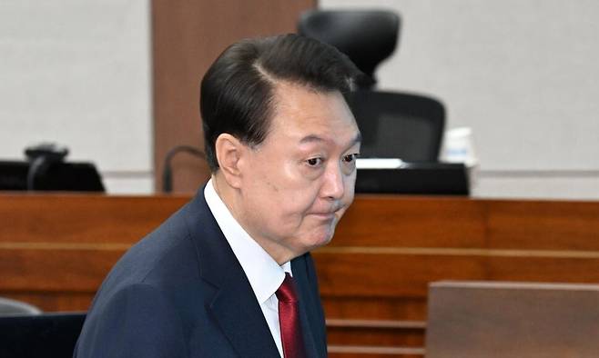 윤석열 전 대통령이 21일 서울 서초구 서울중앙지법에서 열린 내란 우두머리 혐의 형사재판 2차 공판에 출석해 있다. 사진공동취재단
