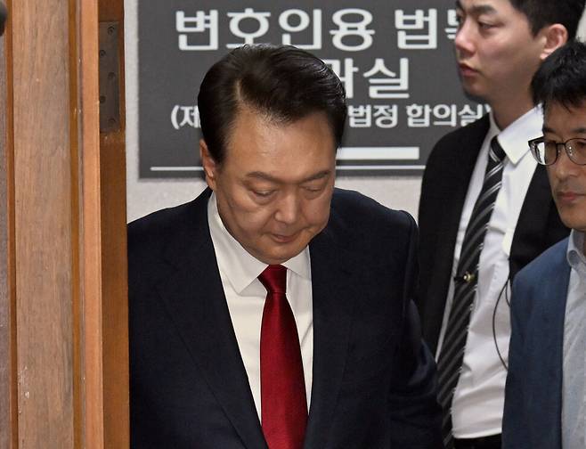 윤석열 전 대통령이 21일 오전 서울 서초구 서울중앙지법에서 열린 내란 우두머리 혐의 형사 재판 2차 공판에 출석하고 있다. 사진공동취재단
