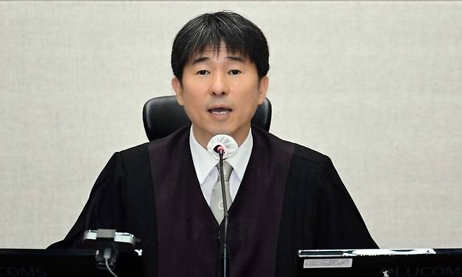 지귀연 부장판사가 21일 오전 서울 서초구 서울중앙지법 417호 법정에서 열린 윤석열 전 대통령의 내란 우두머리 혐의 재판을 하기 전 언론 공개에 대해 발언을 하고 있다. 사진공동취재단