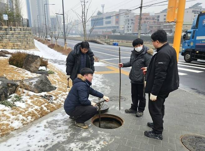 상수도관망 밸브를 점검하는 모습. 광명시 제공