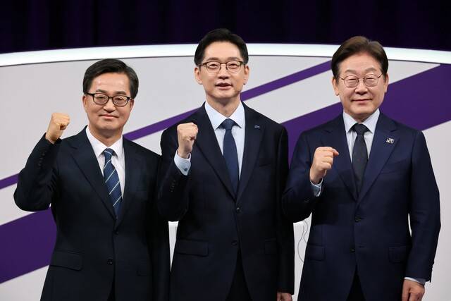 더불어민주당 대선 경선 주자인 이재명(오른쪽부터)·김경수·김동연 후보가 지난 18일 서울 마포구 상암동 문화방송(MBC)에서 첫 티브이(TV)토론회를 시작하기에 앞서 기념촬영 하고 있다. 국회사진기자단