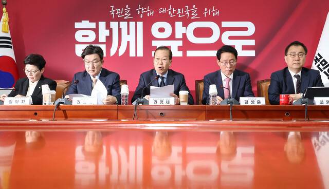 권영세 국민의힘 비상대책위원장(가운데)이 21일 국회에서 열린 비상대책위원 회의에서 발언하고 있다. 연합뉴스