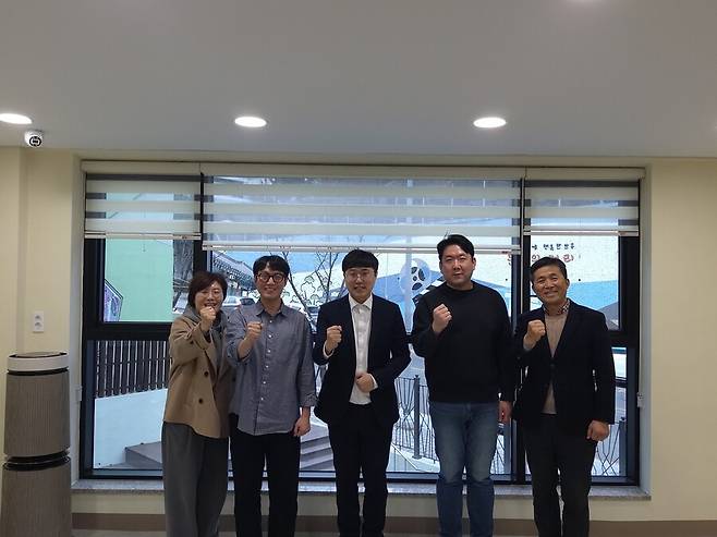 부산창업가꿈 ‘해운대청년’ 2층 공유사무실에서 파이팅을 외치고 있다. 왼쪽부터 박영희 해운대구 청년정책팀장, 김혜성(32) 미리내카페 대표, 김남준(33) ‘오늘의 이야기’ 대표, 조윤혁(35) 예비 창업자. 김광수 선임기자