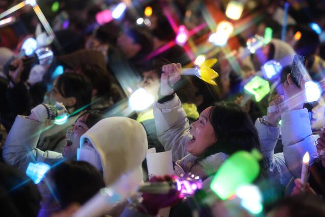 내란죄 피의자 윤석열 대통령 탄핵소추안이 가결된 2024년 12월 14일 저녁 서울 여의도 국회 일대에서 열린 범국민촛불대행진 집회에 나온 시민들이 음악에 맞춰 응원봉을 흔들고 있다. 김영원 기자 forever@hani.co.kr