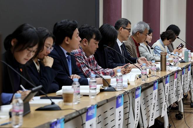 2025년 4월17일 오전 서울 여의도 국회 의원회관에서 8개정당, 내란청산 사회대개혁 비상행동 주최로 `탄핵 너머, 대선 너머, 사회대개혁으로 만드는 새로운 세상\'이란 주제로 공동정책토론회가 열려 정치분야에 대해 토론하고 있다. 이종근 선임기자 root2@hani.co.kr