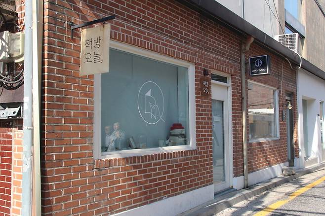 한강 작가가 운영했던 서울 서촌의 ‘책방 오늘’. 김규원 선임기자
