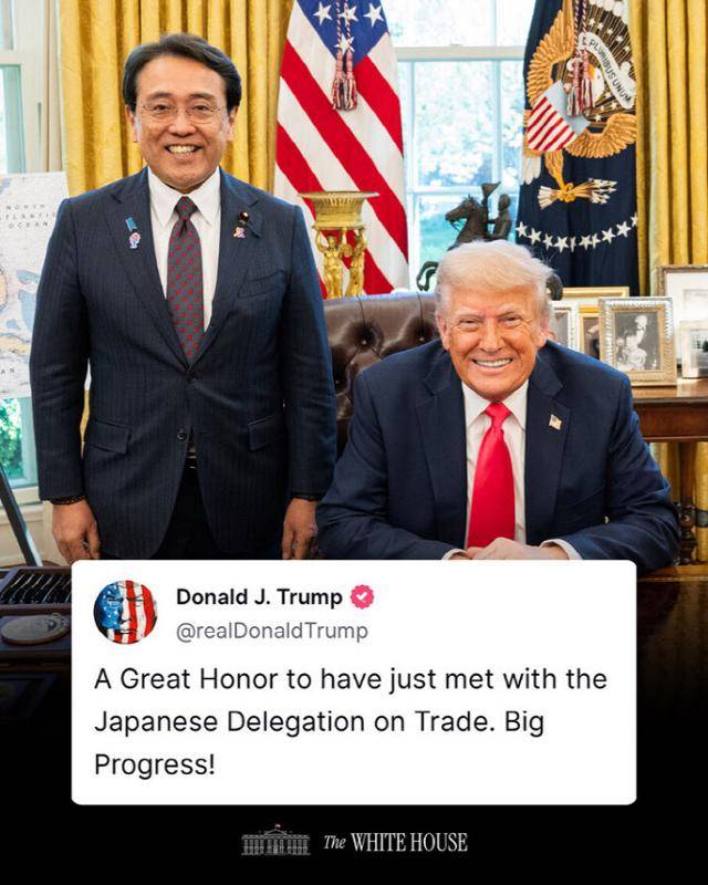 도널드 트럼프 미국 대통령이 지난 16일 백악관 집무실에서 일본 무역 협상 수석 대표인 아카자와 료세이 일본 경제재생장관과 회담 뒤 기념 사진을 SNS에 올렸다. 도널드 트럼프 트루스소셜 캡처