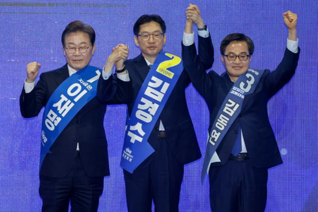 이재명(왼쪽부터), 김경수, 김동연 더불어민주당 대선 경선 후보가 20일 오후 울산전시컨벤션센터에서 열린 영남권 합동연설회에 참석해 정견발표에 앞서 기념 촬영하고 있다. 울산=뉴스1