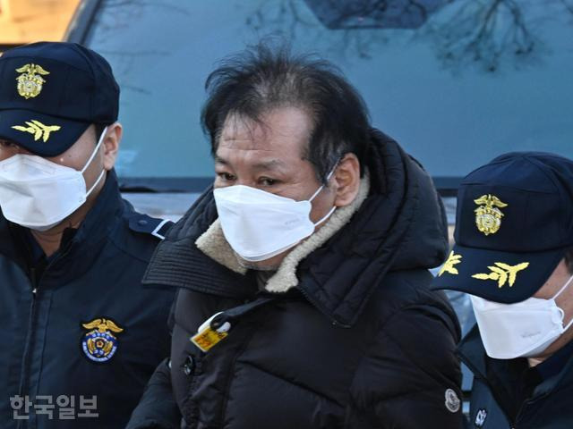 무속인 건진법사로 알려진 전성배(가운데)씨가 작년 12월 19일 서울 양천구 서울남부지방법원에서 열린 정치자금법 위반 혐의 영장실질심사(구속 전 피의자심문)에 출석하고 있다. 홍인기 기자