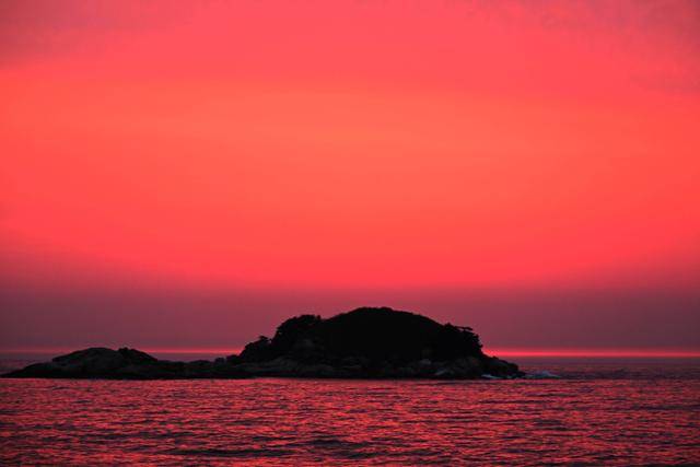 봉포항 방파제에서 마주한 여명은 수평선까지 온통 붉게 타올라 하늘과 바다의 경계를 흐릿하게 만들었다.