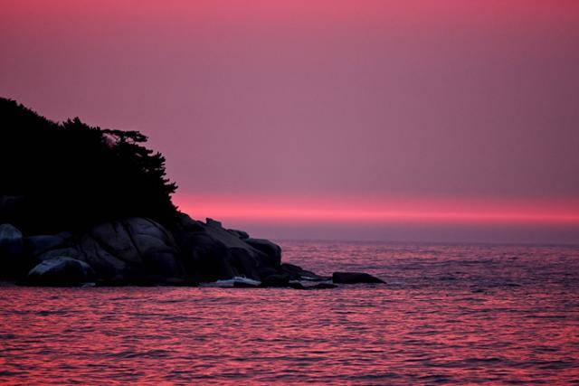 여명은 찰나의 황홀경을 우리에게 선사하고 한 줄기 붉은빛으로 좁아지며 서서히 사라지고 있다.여명은 찰나의 황홀경을 우리에게 선사하고 한 줄기 붉은빛으로 좁아지며 서서히 사라지고 있다.