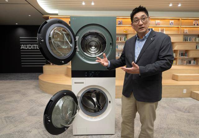홍석기 LG전자 리빙솔루션선행연구실 실장이 서울 금천구 LG전자 가산 R&D센터에서 LG트롬 AI 오브제컬렉션 워시타워에 관해 설명하고 있다. 박시몬 기자