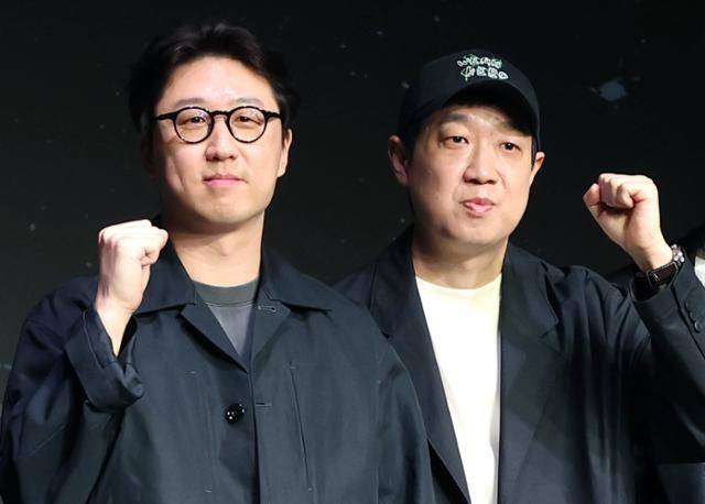 배수민 감독과 한준희 기획총괄(오른쪽)이 21일 서울 마포구 호텔 나루 엠갤러리에서 진행된 넷플릭스 시리즈 약한영웅 Class 2 제작발표회에 참석해 포즈를 취하고 있다. 뉴스1