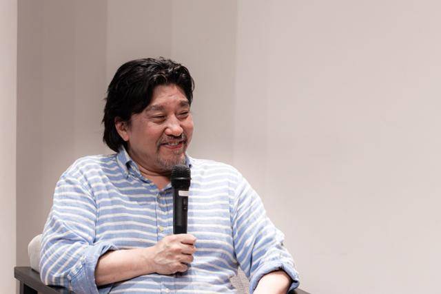 에드워드 리 셰프가 20일 서울 마포구 마포중앙도서관에서 열린 책 '버터밀크 그래피티' 출간 기념 북토크에 참석해 발언하고 있다. 이 책은 '사진 없는 요리 책'이다. "독자들이 완성한 요리가 사진과 다르면 실패했다고 느낄" 것을 우려해서다. 이 책은 미국 요식업계의 아카데미라고 불리는 '제임스 비어드' 수상작으로, 에이전시가 판권 입찰 전 제시한 최소 금액만 7만 달러(약 1억 원)였던 것으로 알려지면서 화제가 됐다. 위즈덤하우스 제공