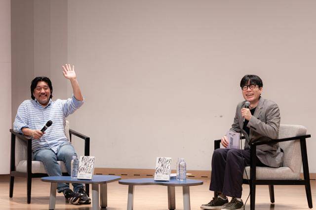 에드워드 리 셰프가 20일 서울 마포구 마포중앙도서관에서 열린 북토크에 참석해 박찬일 셰프와 대담을 하고 있다. 위즈덤하우스 제공