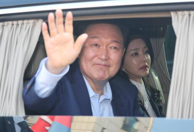 윤석열(왼쪽) 전 대통령과 김건희 여사가 헌법재판소의 파면 결정 일주일 만인 11일 오후 서울 용산구 한남동 대통령 관저를 떠나고 있다. 뉴시스