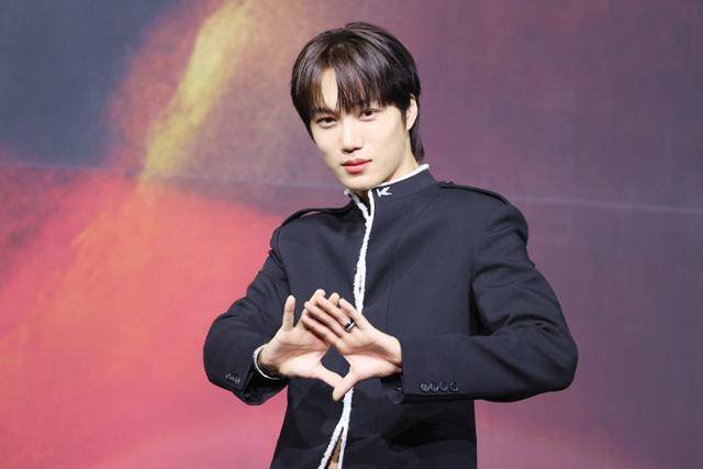 그룹 엑소의 카이가 21일 오후 서울 광진구 예스24라이브홀에서 열린 네 번째 미니앨범 '웨이트 온 미'(Wait On Me) 발매 쇼케이스에서 포즈를 취하고 있다. 연합뉴스